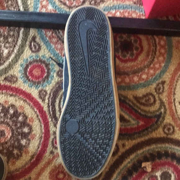 Basically new shoes. Worn only two or three times. No visible damage - Picture 4 of 4